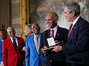 Archivo:Tuskegee Airmen + US Congressional Gold Medals, 2007March29