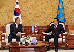 Archivo:UN Secretary General Ban Ki-moon meet with South Korean President Lee Myung-bak (4345745124)