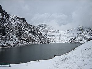 Archivo:Vista del lago Tsomgo (Sikkim, la India) en abril