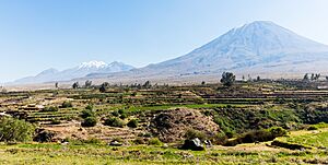 Archivo:Volcán Misti desde Arequipa, Perú, 2015-08-02, DD 02