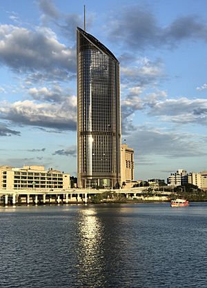 Archivo:1 William Street, Brisbane in March 2017, at sunset