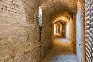 Archivo:Anfiteatro de las ruinas romanas de Itálica, Santiponce, Sevilla, España, 2015-12-06, DD 09