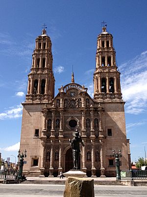 Archivo:Catedral de Chihuahua - 2013 - 03