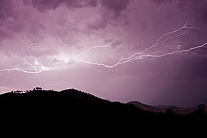 Archivo:Cloud to cloud lightning strike nov08