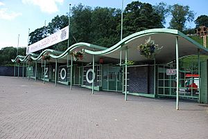 Archivo:Dudley Zoo entrance, pic 2, England
