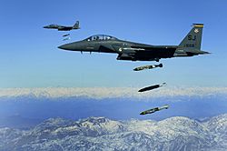 Archivo:F-15E drops 2,000-pound munitions Afghanistan 2009