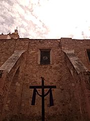 Archivo:Fachada, vitral y cruz en la fachada norte del Templo de San Marcos