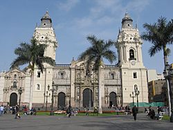Archivo:Fachada principal de la Catedral de Lima