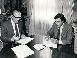 Archivo:Felipe González durante el traspaso de poderes del presidente de Gobierno en funciones en el Palacio de la Moncloa