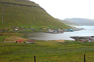 Archivo:Fjord Kollafjørður, Faroe Islands