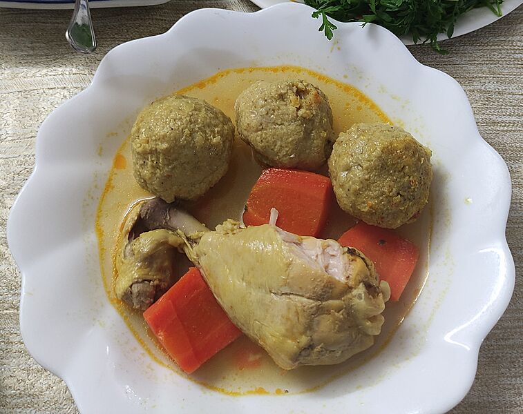 Gondi with chicken and carrots