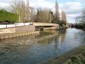 Archivo:Grand Union Canal at the confluence with the River Brent - geograph.org.uk - 1165169