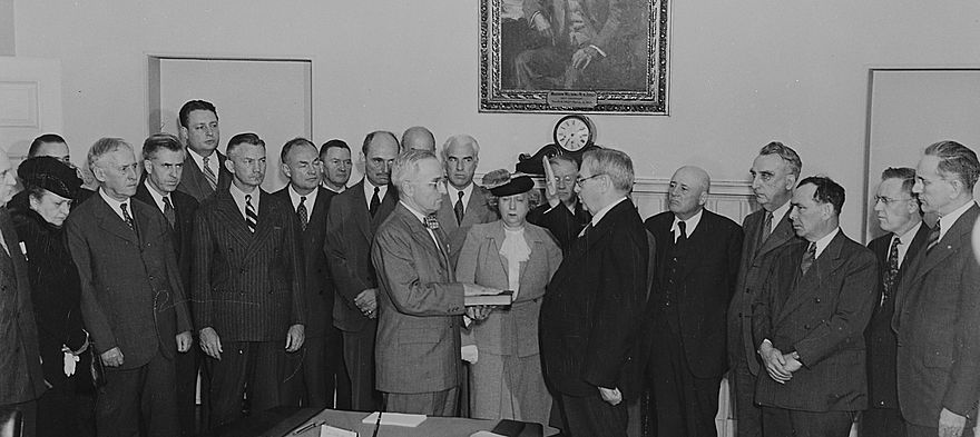 Archivo:Harry S. Truman taking the oath of office
