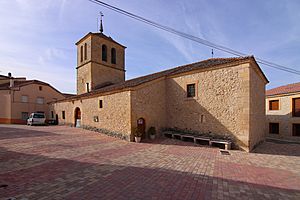 Archivo:Iglesia de Santiago Apóstol, Puebla de Pedraza, fachadas sur