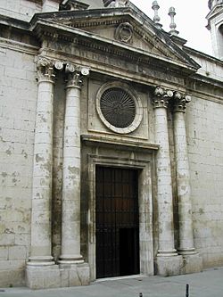 Jaén - Portada neoclásica de San Ildefonso.jpg