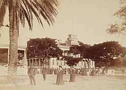 Archivo:Kapiolani and Kalakaua on the Iolani Palace grounds
