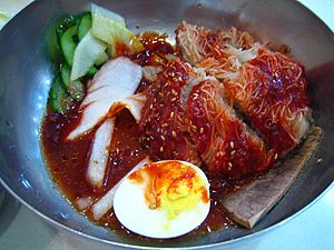 Archivo:Korean.food-Bibim.naengmyen-01