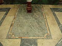 Archivo:Lápida de la tumba del Marqués de Vadillo en la ermita de la Virgen del Puerto