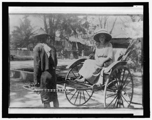 Archivo:Marguerite Thompson Zorach sitting in a rickshaw LCCN2007680355