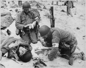 Archivo:Medics helping injured soldier in France, 1944 - NARA - 535973