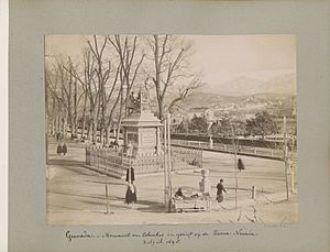 Archivo:Monument van Isabella I van Castilië met Columbus in Granada, met op de achtergrond de Sierra Nevada Granada. Monumento á COLÓN en el paseo del Salón y Vista de Sierra Nevada, RP-F-F01130-AC