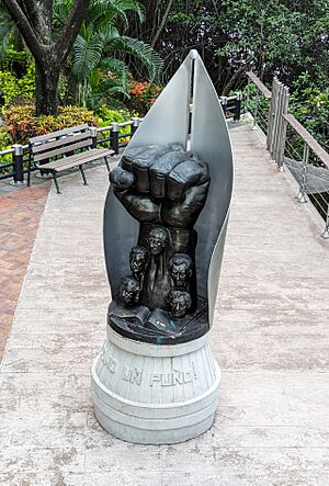 Archivo:Monumento al Grupo de Guayaquil en el Malecón del Salado