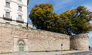Archivo:Muralla, La Coruña, España, 2015-09-24, DD 28