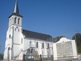 Ostabat, église et fronton.JPG