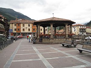 Archivo:Plaza Capitán Palacios, Potes