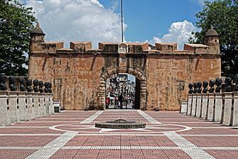 Archivo:Puerta del Conde CCSD 09 2018 1629