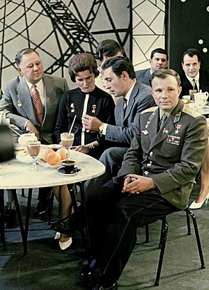 Archivo:RIAN archive 16849 Gagarin, Tereshkova, Tikhonov and Lyubeznov