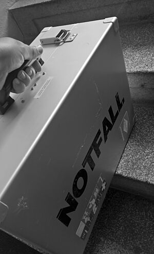Archivo:SÖHNGEN® aluminum emergency case by Meike, wife of a street photographer and officer in the German Armed Forces. Coming home from a war zone and finally back in your own house in Berlin
