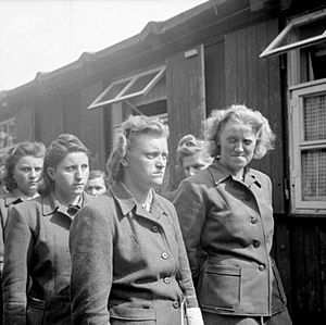 Archivo:SS women camp guards Bergen-Belsen April 19 1945