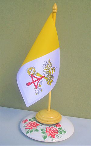 Archivo:Table flag (vatican ) 1