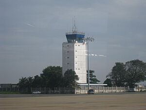 Archivo:TanSonNhatTower