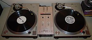 Archivo:Turntables and mixer