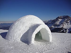Archivo:Un igloo ma non siamo in alaska ma nei pressi della Pala di Santa - panoramio