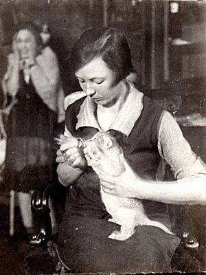 Archivo:Vera Chaplina feeds the lioness Kinuli