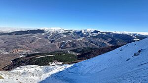 Archivo:Vista Valle del Sol, Concha de Pineda y cordal de La Demanda desde el Mencilla