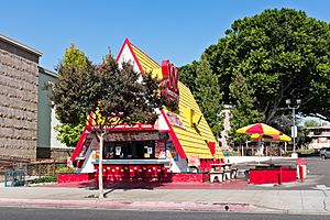 Archivo:Wienerschnitzel Hot Dogs in Whittier, California