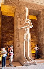 Archivo:Abu Simbel, Ramesses Temple, corridor statue, Egypt, Oct 2004
