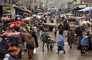Archivo:Afghan market teeming with vendors and shoppers 2-4-09
