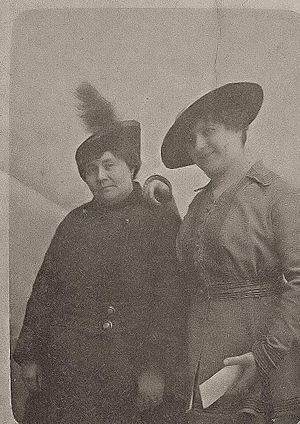 Archivo:Amparo Boronat y su madre, Teresa Picazo Iranzo. Ca. 1916