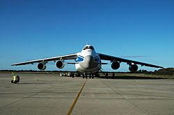 Archivo:An-124 front view
