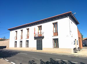 Archivo:Ayuntamiento de Villanueva de los Caballeros 01