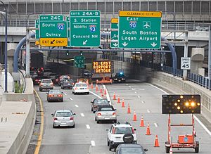 Archivo:Boston traffic re-routed Ted Williams tunnel, 2006