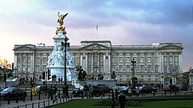 Archivo:Buckingham Palace, London, England, 24Jan04