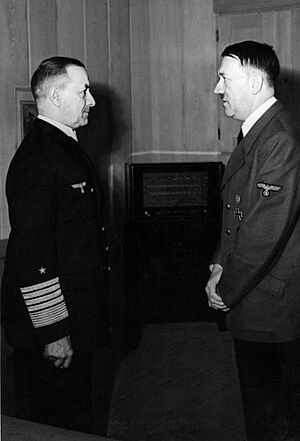 Archivo:Bundesarchiv Bild 183-H27590, Erich Raeder, Adolf Hitler retouched