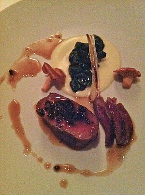 Archivo:Côte de bœuf, jeune oignon et pomme de terre fumée à la sauce périgueux