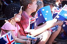 Archivo:Children wave Australian flags during an Anzac Day parade in Palmerston, Australia, April 25, 2013, as U.S. Marines with the 1st Platoon, Lima Company, 3rd Battalion, 3rd Marine Regiment, Marine Rotational 130425-M-AL626-014